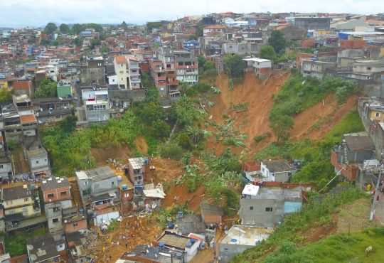 Um ano após 18 pessoas morrerem durante chuvas em Franco da Rocha, famílias aguardam moradias definitivas