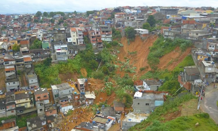 Um ano após 18 pessoas morrerem durante chuvas em Franco da Rocha, famílias aguardam moradias definitivas