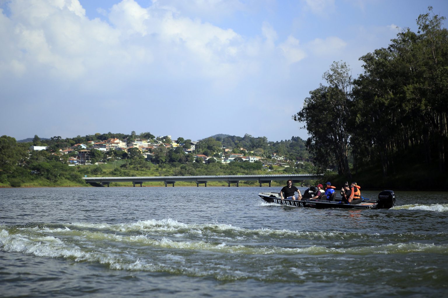 Imagem de um barco navegando nas águas da represa Paiva Castro, em Mairiporã