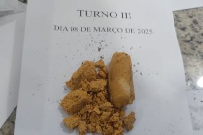 balança contendo quantidade de entorpecentes, provavelmente cocaína
