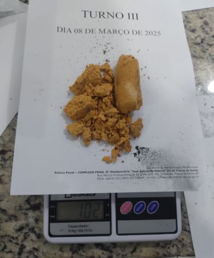 balança contendo quantidade de entorpecentes, provavelmente cocaína