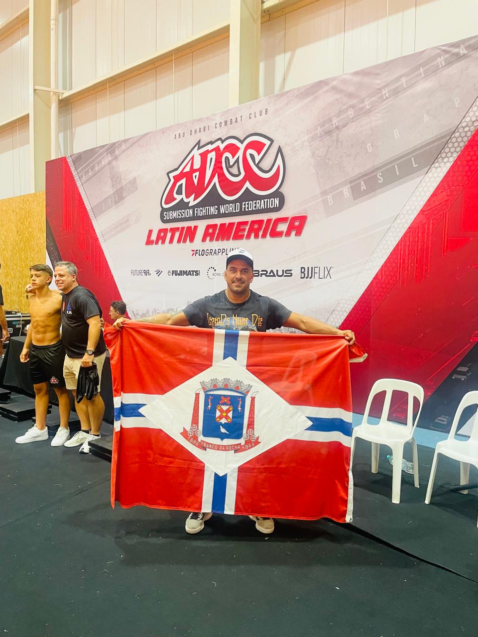 atleta de jiu-jitsu com a bandeira de Franco da Rocha