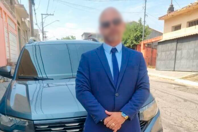 Imagem de um homem que está foragido há 17 anos parado em frente a um carro