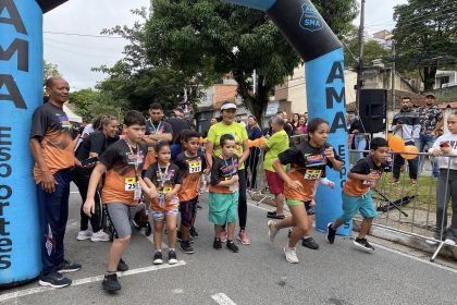 Crianças reunidas na rua para iniciar uma corrida