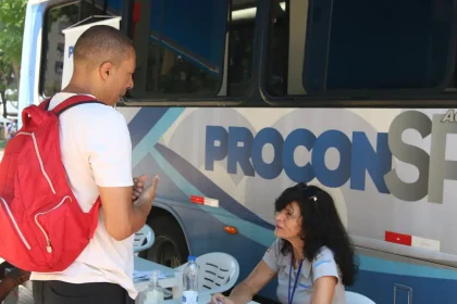 Imagem de um consumidor recebendo atendimento em uma unidade móvel do Procon