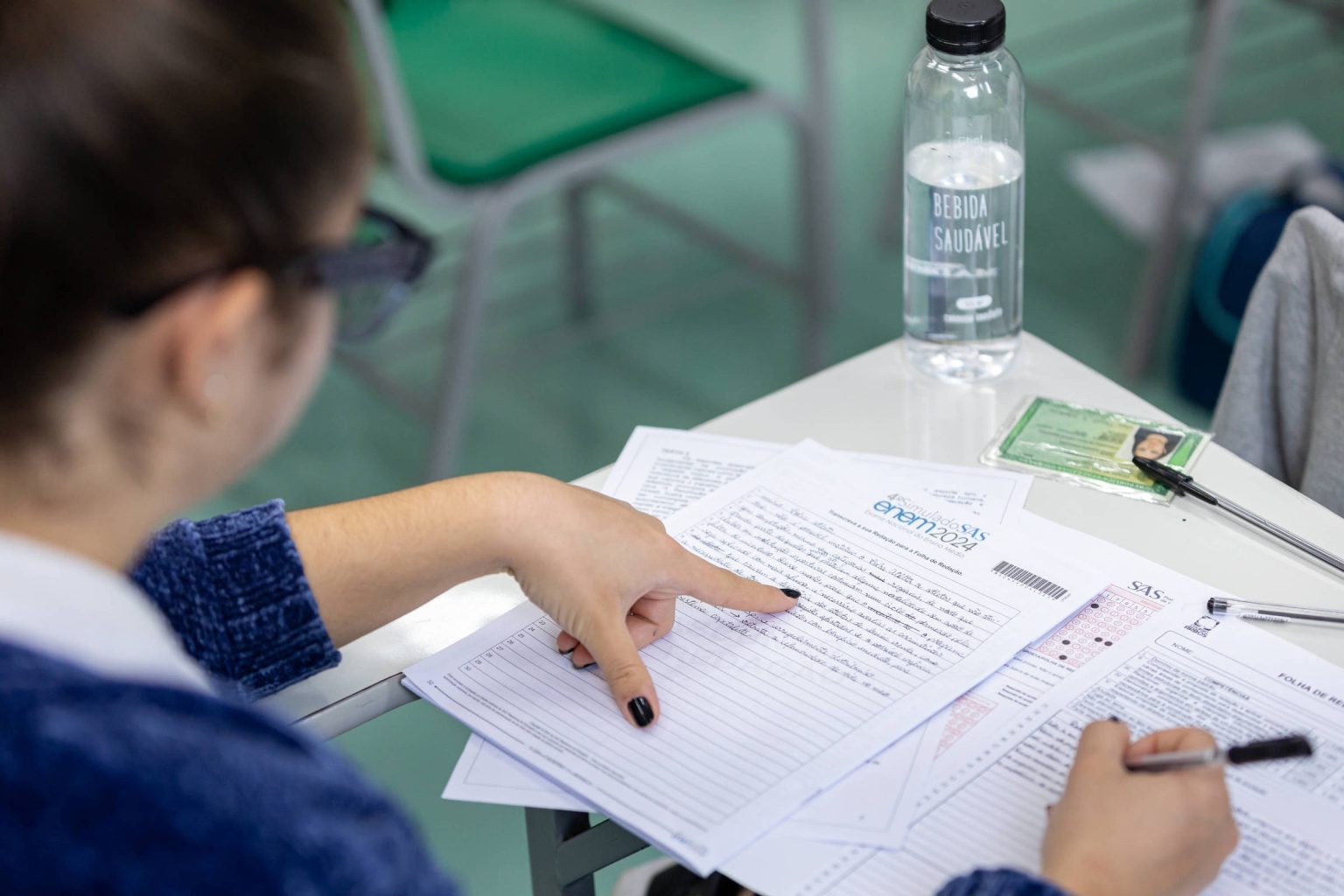 Imagem de uma estudante realizando a prova do Enem