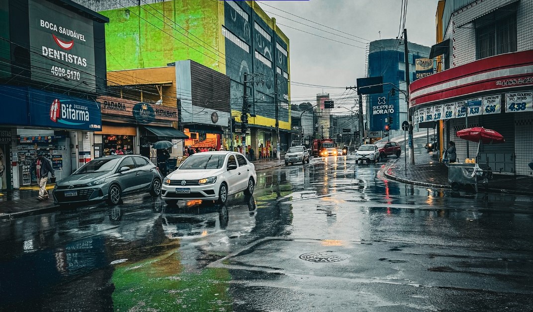 Imagem do centro de Francisco de Morato após chuvas intensas