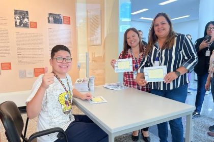 Imagem de jovem Victor Duarte Rabelo Nogueira, diagnosticado com autismo, durante o lançamento de seu livro de histórias em quadrinhos na prefeitura de Francisco Morato.