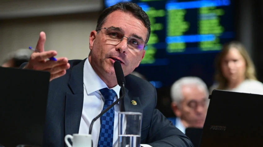 Imagem do senador Flávio Bolsonaro, autor do projeto que autoriza advogados a portarem arma de fogo