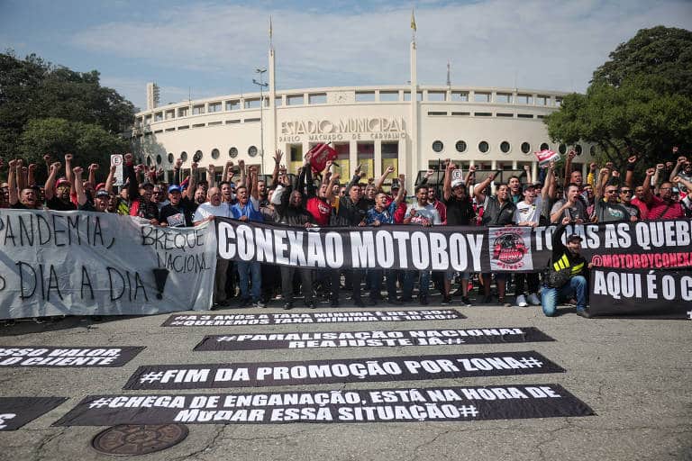 Imagem dos entregadores de aplicativo reunidos em greve por melhores condições de trabalho