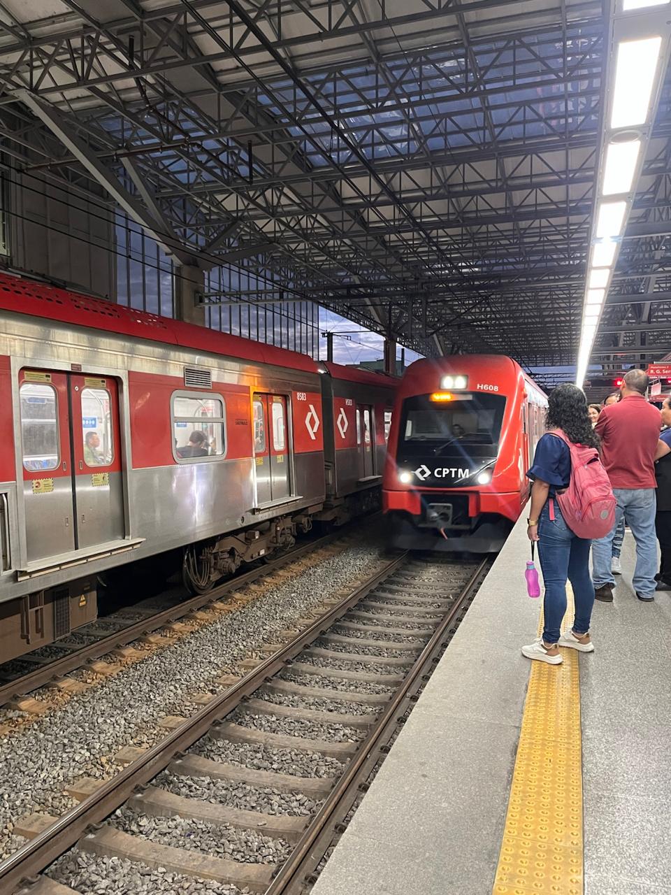 Imagem da plataforma da estação Francisco Morato da Linha 7-Rubi da CPTM