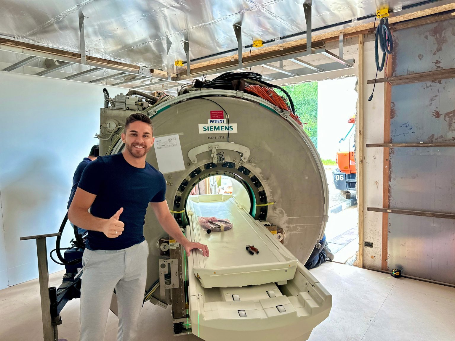 Prefeito de Cajamar, Kauãn Berto, recebe máquina de ressonância magnética no Complexo de Saúde