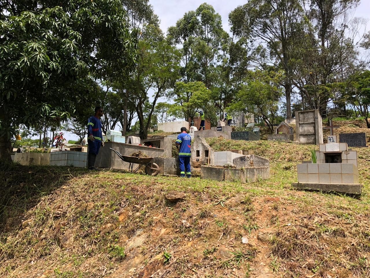 Imagem de sepulturas e jazigos no cemitério municipal Nossa Senhora da Ressurreição em Francisco Morato