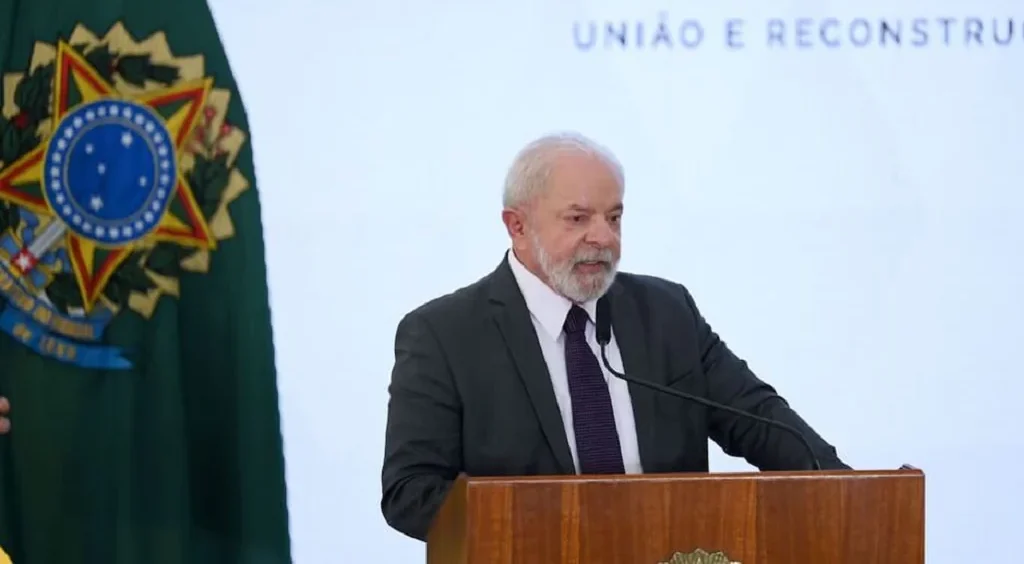 Imagem do presidente Lula no evento em que assina a antecipação do pagamento do 13º salário a aposentados e pensionistas do INSS
